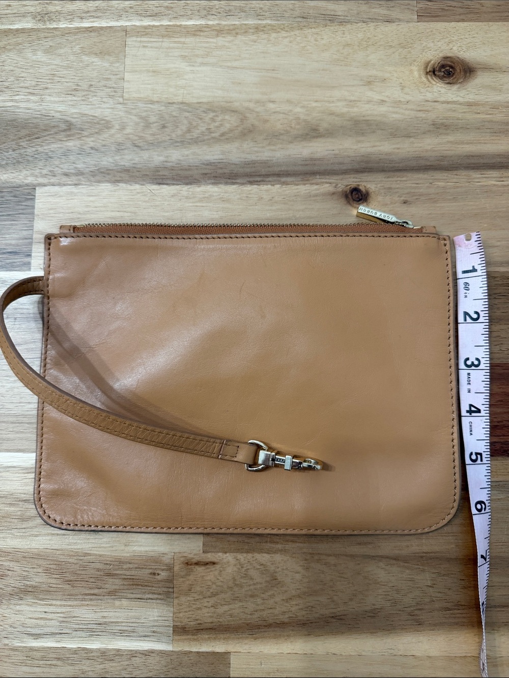 Tory Burch Large Tan Leather Clip in Pouch - Picture 7 of 11